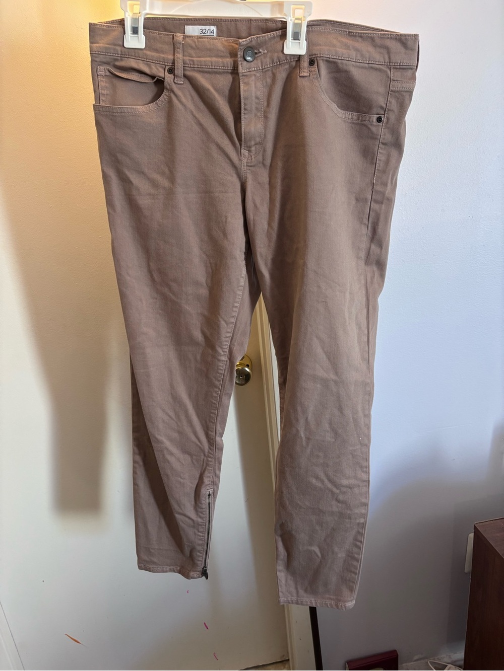 GAP Slim Mid-Rise Jeans in Mauve Brown